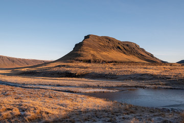 Der Berg Meðalfell auf dem Gelände der gleichnamigen Farm bei Grundarhverfi im Westen Islands. / The mountain Meðalfell on the grounds of the same farm at Grundarhverfi in western Iceland.