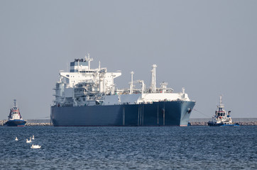 LNG TANKER AND TUG BOATS - Great ship maneuvers to the LNG terminal