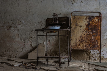 waschbecken aus stahl in einem zimmer von einem schloss