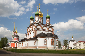 Fototapeta na wymiar Trinity-Varnitsky monastery in Yaroslavl region