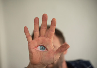 Auge auf einer Hand - Beobachten