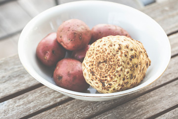 Tischgrill im Garten: Vegetarische Küche, lecker und gesund zubereitet. Kartoffeln und Auberginen.