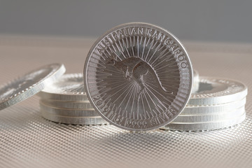 Anlage-Silber / Silber-Unzen auf metallischem Untergrund