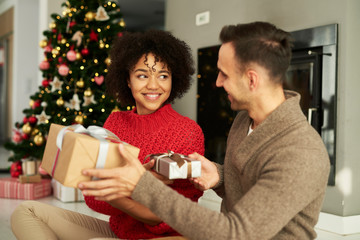 Obraz na płótnie Canvas Couple sharing the Christmas presents