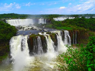 Fototapeta premium Amérique du Sud, Les chutes d'Iguassu (Iguazú en espagnol ou Iguaçu en portugais) entre l'Argentine et le Brésil