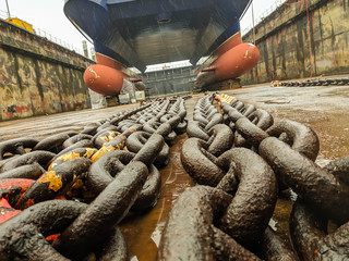 Dicke Stahlketten in einem Trockendock