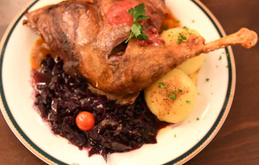 Entenkeule mit Rotkohl und Kartoffelklößen