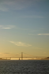 Golden Gate Bridge in San Francisco im Sonnenuntergang mit Segelboot