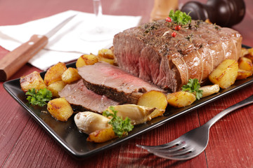 roast beef with potato, garlic and sauce