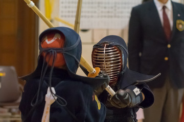 剣道する少年