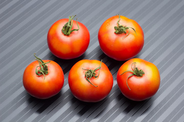 Tomate rojo y madura, fruta saludable llena de vitaminas y antioxidantes; la podemos comer cruda en ensaladas, en zumo o bien hacer salsas y mermeladas