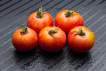 Tomates rojos, maduros, se pueden comer crudos, hacer ensaladas, hacer mermeladas y salsas