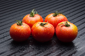 Tomate rojo y madura, preparado para poner en la ensalada y comer crudo; rico en sabor y rico en vitaminas.