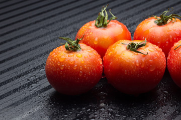 El tomate es una fruta que se puede comer cruda en ensaladas o bien se puede cocinar y hacer salsas y mermeladas así como sofritos, muy utilizado en la cocina mediterránea