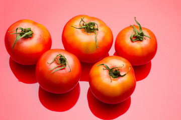 Tomate rojo y maduro, lleno de vitaminas y antioxidantes; muy saludable; lo podemos comer crudo o cocinado, se pueden hacer zumos, salsas y mermeladas