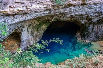 Fototapeta premium La source de la Sorgue, rivière en Provence, France, village Fontaine de Vaucluse. 