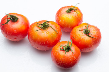 El tomate es una fruta que se puede comer cruda en ensaladas o bien se puede cocinar y hacer salsas y mermeladas así como sofritos, muy utilizado en la cocina mediterránea