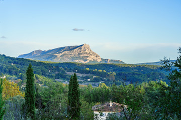 Vue panoramique sur la montagne Sainte Victoire depuis le terrain des peintres Aix-en-Provence. France. - 302890647