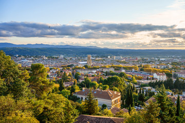Vue panoramique sur la ville Aix-en-Provence en automne. Coucher de soleil. France, Provence.