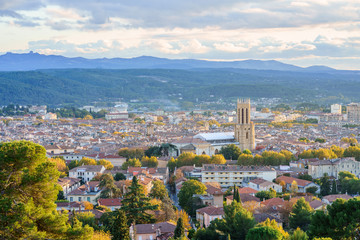 Vue panoramique sur la ville Aix-en-Provence en automne. Coucher de soleil. France, Provence. - 302890692