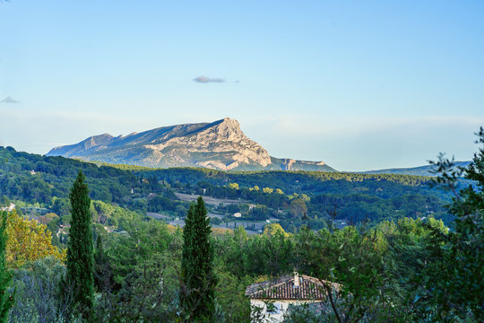Vue panoramique sur la montagne Sainte Victoire depuis le terrain des peintres Aix-en-Provence. France.
