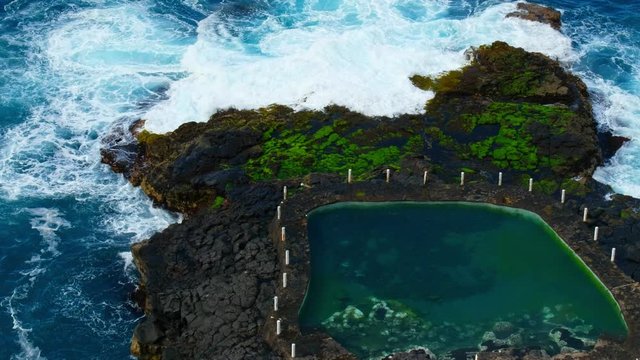 Ein Naturschwimmbad an der Atlantikk&uuml;ste von Teneriffa, 4K. Dieser Naturpool ist bei Puerto de la Cruz in der Bucht von Martianez zu finden. Die Atlantikwellen versorgen sie mit frischem Meerwasser. 
