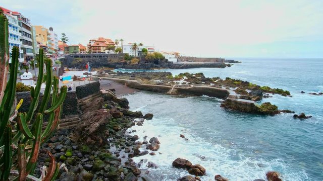 Die Bucht Playa de San Telmo, dies ist die traditionellste und malerischste Badezone von Puerto de la Cruz. Ihren besonderen Reiz verdankt sie bei Ebbe den Wasserbecken und den Felsen.