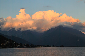 Abendlicht am Comer See; Blick von Gravedona nach Norden