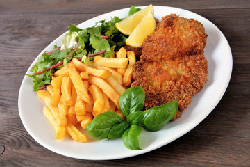 kotlet z frytkami i sałtą