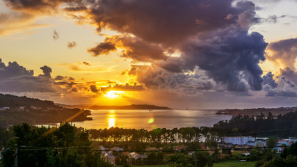Obraz premium Spectacular Cloudy Sunset Over Ares Estuary Cabañas La Coruña