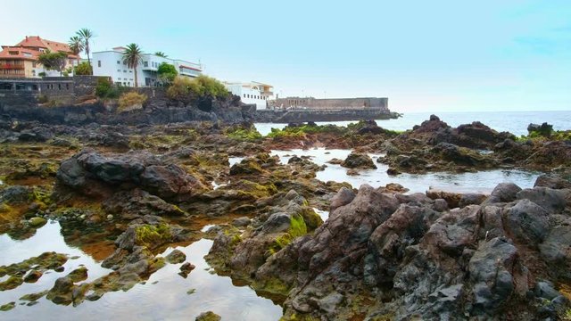 Die Bucht Playa de San Telmo, dies ist die traditionellste und malerischste Badezone von Puerto de la Cruz. Ihren besonderen Reiz verdankt sie bei Ebbe den Wasserbecken und den Felsen.
