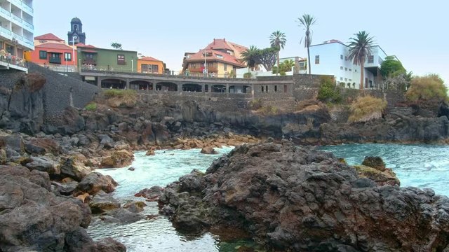 Die Bucht Playa de San Telmo, dies ist die traditionellste und malerischste Badezone von Puerto de la Cruz. Ihren besonderen Reiz verdankt sie bei Ebbe den Wasserbecken und den Felsen.