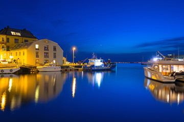 Fototapeta premium Architecture of the harbour of Alesund city reflected in the water, Norway