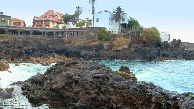 Die Bucht Playa de San Telmo, dies ist die traditionellste und malerischste Badezone von Puerto de la Cruz. Ihren besonderen Reiz verdankt sie bei Ebbe den Wasserbecken und den Felsen.