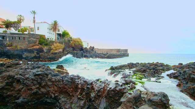 Die Bucht Playa de San Telmo, dies ist die traditionellste und malerischste Badezone von Puerto de la Cruz. Ihren besonderen Reiz verdankt sie bei Ebbe den Wasserbecken und den Felsen.