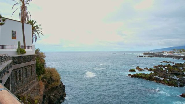 Die Bucht Playa de San Telmo, dies ist die traditionellste und malerischste Badezone von Puerto de la Cruz. Ihren besonderen Reiz verdankt sie bei Ebbe den Wasserbecken und den Felsen.
