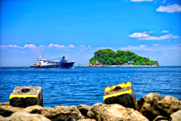 【神奈川】横須賀　うみかぜ公園から見た東京湾の猿島と船