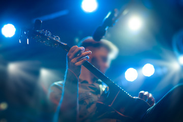 The artist plays the guitar.