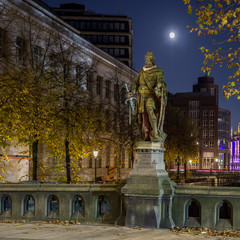 Fototapeta premium Graf von Schauenburg Denkmal Trostbrücke Hamburg abends