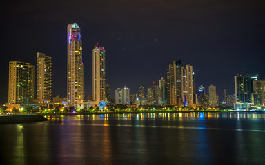 Obraz premium Skyline Panama-City Nachts Night Spiegelung