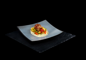 paupiettes de veau avec pommes de terre et carottes isolé fond noir