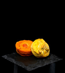 Flan de légumes tomates et champignons isolé fond noir