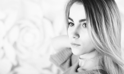Naklejka premium Young girl in a sweater in a room
