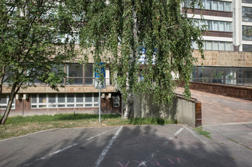 Fototapeta na wymiar old building with a parking lot