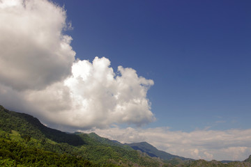 Obraz premium Mountains and blue sky with large clouds
