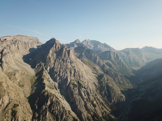 vue aérienne de vallée de haute montagne sous grand soleil