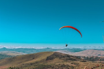 Fototapeta na wymiar paragliding in mountains