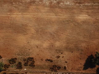 vue aérienne en top shot de matière de champ de terre d’élevage de bêtes terrain sec et aride presque désert