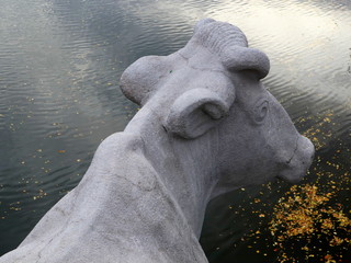 Fototapeta premium Figur an der Kröllwitzer Brücke in Halle/Saale