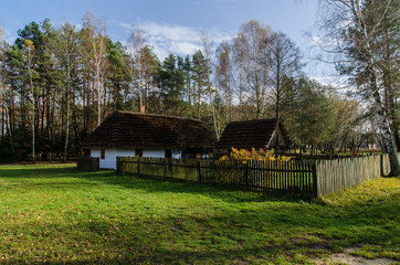 drewniana wiejska zagroda © wedrownik52